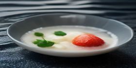 泷泽萝拉写真集Strawberry草莓主题拍摄，粉色系场景甜美活泼，充满青春气息
